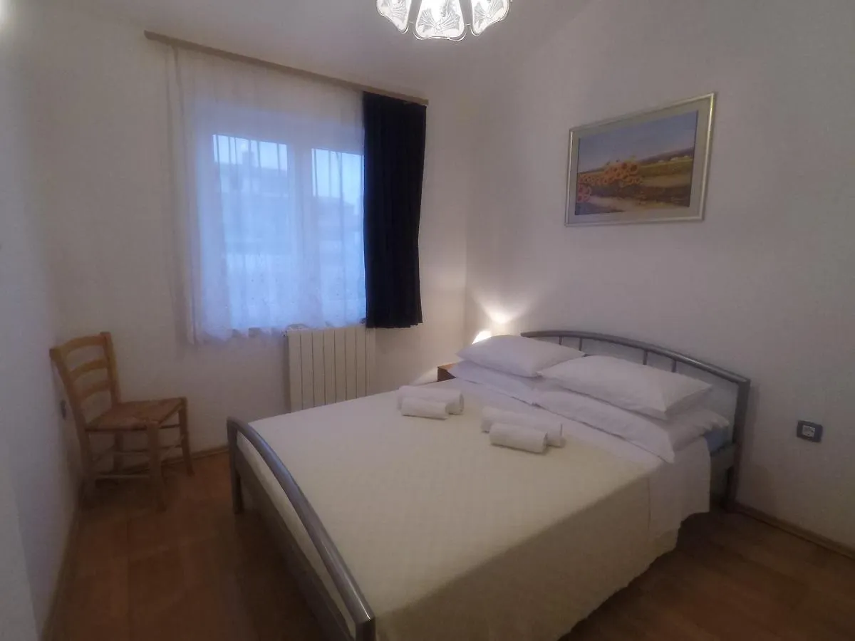 Apartment Dragun Pula 0*,